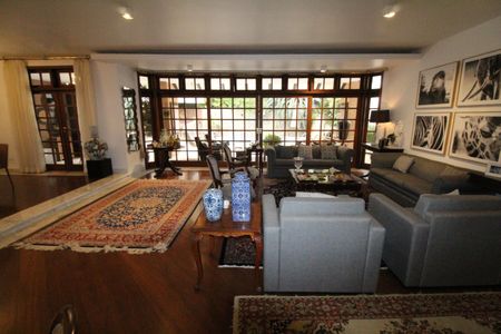 Casa de condomínio para alugar com 450m², 4 quartos e 6 vagasSala 