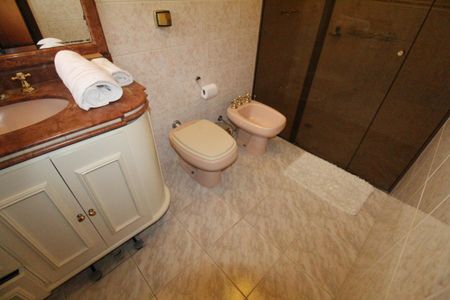 Casa de condomínio para alugar com 450m², 4 quartos e 6 vagasBanheiro da Suíte 2