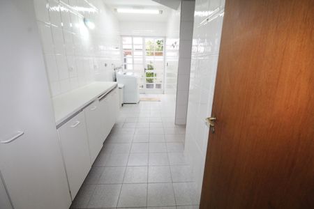 Casa de condomínio para alugar com 450m², 4 quartos e 6 vagasÁrea de Serviço