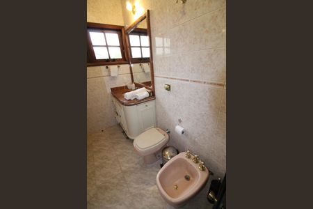 Casa de condomínio para alugar com 450m², 4 quartos e 6 vagasBanheiro da Suíte 2