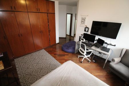 Casa de condomínio para alugar com 450m², 4 quartos e 6 vagasSuíte 3