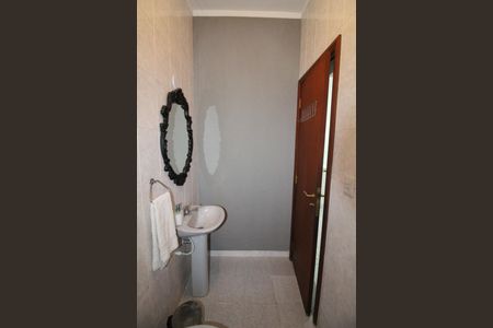 Casa de condomínio para alugar com 450m², 4 quartos e 6 vagasBanheiro 