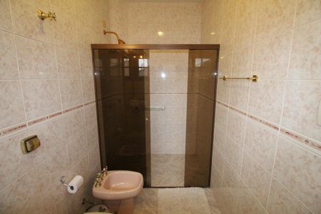 Casa de condomínio para alugar com 450m², 4 quartos e 6 vagasBanheiro da Suíte 2