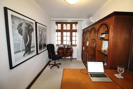 Casa de condomínio para alugar com 450m², 4 quartos e 6 vagasEscritório