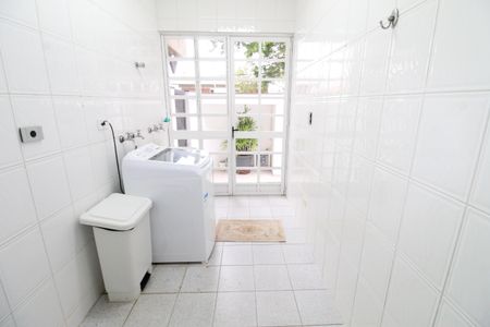 Casa de condomínio para alugar com 450m², 4 quartos e 6 vagasÁrea de Serviço