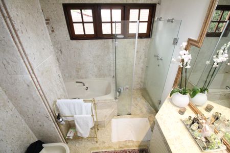 Casa de condomínio para alugar com 450m², 4 quartos e 6 vagasBanheiro da Suíte 1