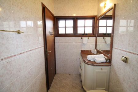 Casa de condomínio para alugar com 450m², 4 quartos e 6 vagasBanheiro da Suíte 2