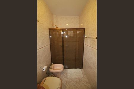 Casa de condomínio para alugar com 450m², 4 quartos e 6 vagasBanheiro da Suíte 2