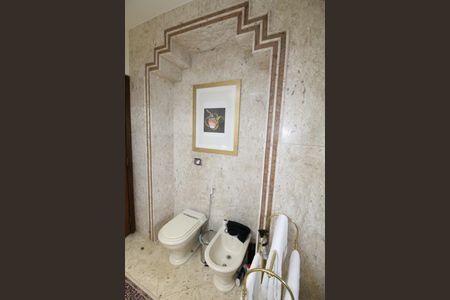 Casa de condomínio para alugar com 450m², 4 quartos e 6 vagasBanheiro da Suíte 1