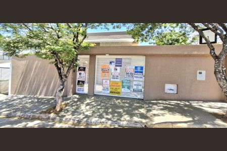 Casa à venda com 232m², 3 quartos e 3 vagas Casa à venda com 232m², 3 quartos e 3 vagasFachada