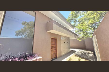 Casa à venda com 232m², 3 quartos e 3 vagas Casa à venda com 232m², 3 quartos e 3 vagasFachada