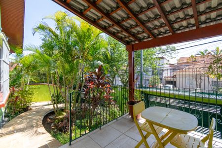 Casa à venda com 359m², 3 quartos e 2 vagas Casa à venda com 359m², 3 quartos e 2 vagasEntrada