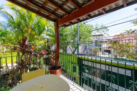 Casa à venda com 359m², 3 quartos e 2 vagas Casa à venda com 359m², 3 quartos e 2 vagasEntrada