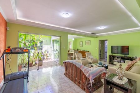 Casa à venda com 359m², 3 quartos e 2 vagas Casa à venda com 359m², 3 quartos e 2 vagasSala