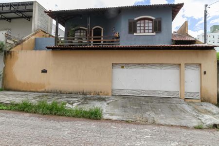 Casa à venda com 257m², 4 quartos e 4 vagasFachada