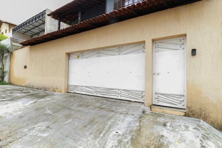 Casa à venda com 257m², 4 quartos e 4 vagasFachada