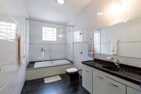 Casa à venda com 257m², 4 quartos e 4 vagasBanheiro da suíte