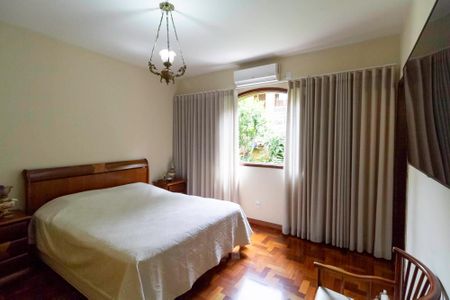 Casa à venda com 257m², 4 quartos e 4 vagasSuíte