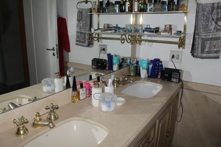 Apartamento à venda com 201m², 2 quartos e 4 vagasBanheiro da Suíte 2