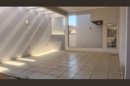 Casa de condomínio à venda com 180m², 3 quartos e 4 vagas Casa de condomínio à venda com 180m², 3 quartos e 4 vagasÁrea comum