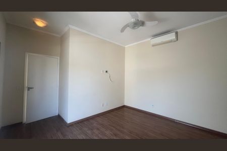 Casa de condomínio à venda com 180m², 3 quartos e 4 vagas Casa de condomínio à venda com 180m², 3 quartos e 4 vagasSuíte