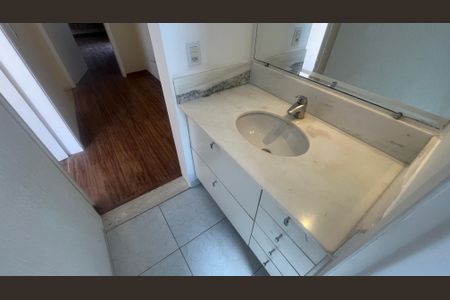 Casa de condomínio à venda com 180m², 3 quartos e 4 vagas Casa de condomínio à venda com 180m², 3 quartos e 4 vagasBanheiro 2