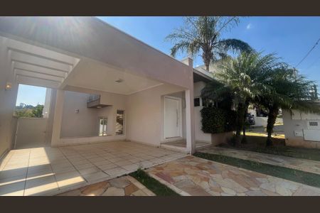Casa de condomínio à venda com 180m², 3 quartos e 4 vagas Casa de condomínio à venda com 180m², 3 quartos e 4 vagasFachada