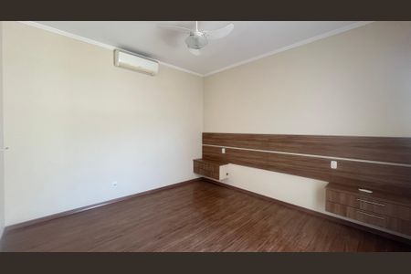 Casa de condomínio à venda com 180m², 3 quartos e 4 vagas Casa de condomínio à venda com 180m², 3 quartos e 4 vagasSuíte