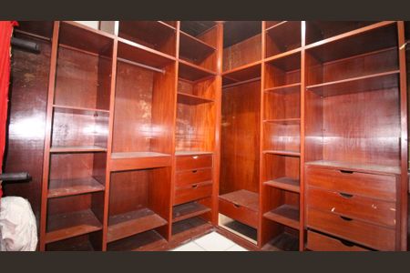 Casa para alugar com 250m², 4 quartos e 5 vagasCloset da suíte