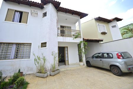 Casa para alugar com 248m², 4 quartos e 4 vagas Casa para alugar com 248m², 4 quartos e 4 vagasFachada