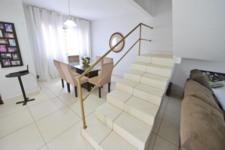 Casa para alugar com 248m², 4 quartos e 4 vagas Casa para alugar com 248m², 4 quartos e 4 vagasSala