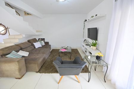 Casa para alugar com 248m², 4 quartos e 4 vagas Casa para alugar com 248m², 4 quartos e 4 vagasSala