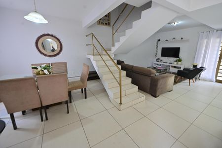 Casa para alugar com 248m², 4 quartos e 4 vagas Casa para alugar com 248m², 4 quartos e 4 vagasSala