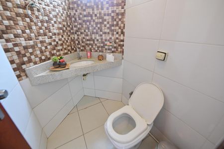 Casa para alugar com 248m², 4 quartos e 4 vagas Casa para alugar com 248m², 4 quartos e 4 vagasLavabo