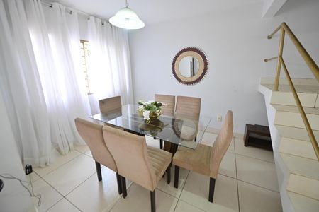 Casa para alugar com 248m², 4 quartos e 4 vagas Casa para alugar com 248m², 4 quartos e 4 vagasSala