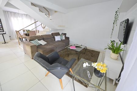 Casa para alugar com 248m², 4 quartos e 4 vagas Casa para alugar com 248m², 4 quartos e 4 vagasSala