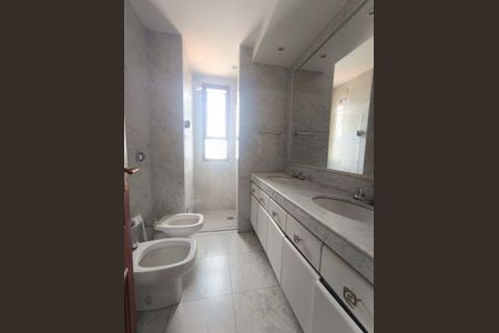 Apartamento à venda com 240m², 4 quartos e 3 vagasBanheiro da Suíte 2