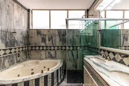 Apartamento à venda com 273m², 4 quartos e 1 vagaBanheiro da Suíte 1