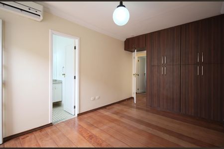 Casa à venda com 430m², 4 quartos e 6 vagasSuíte 2