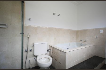 Casa à venda com 430m², 4 quartos e 6 vagasBanheiro da Suíte 1