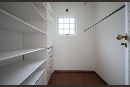 Casa à venda com 430m², 4 quartos e 6 vagasCloset da Suíte 1