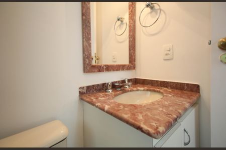 Casa à venda com 430m², 4 quartos e 6 vagasBanheiro da Suíte 3