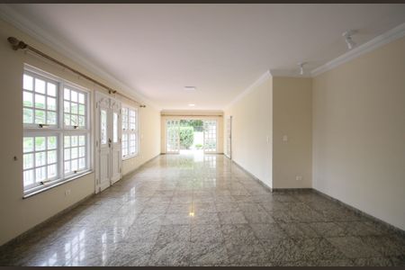 Casa à venda com 430m², 4 quartos e 6 vagasSala