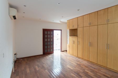 Casa à venda com 239m², 4 quartos e 4 vagasSuíte 1