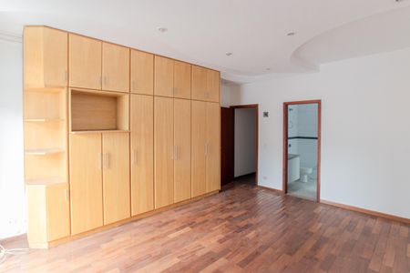 Casa à venda com 239m², 4 quartos e 4 vagasSuíte 1