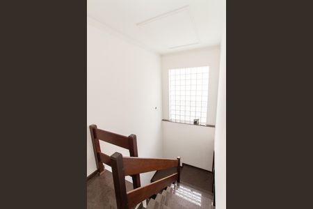 Casa à venda com 239m², 4 quartos e 4 vagasEscada