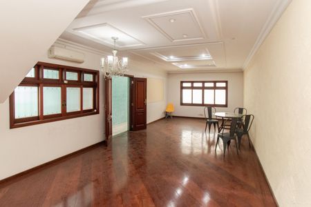 Casa à venda com 239m², 4 quartos e 4 vagasSala