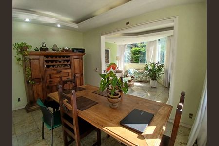 Apartamento à venda com 130m², 3 quartos e 2 vagas Apartamento à venda com 130m², 3 quartos e 2 vagasSala de Jantar