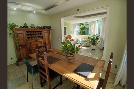 Apartamento à venda com 130m², 3 quartos e 2 vagas Apartamento à venda com 130m², 3 quartos e 2 vagasSala de Jantar