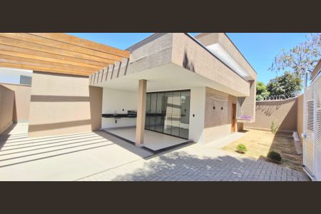 Casa à venda com 232m², 3 quartos e 3 vagas Casa à venda com 232m², 3 quartos e 3 vagasFachada interna